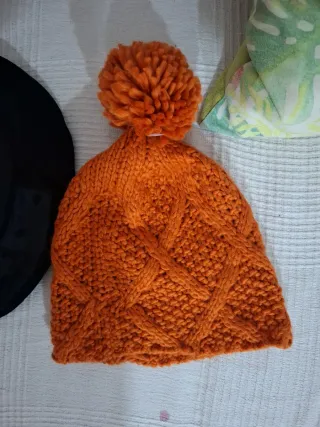 Gorro tejido naranja con pompón