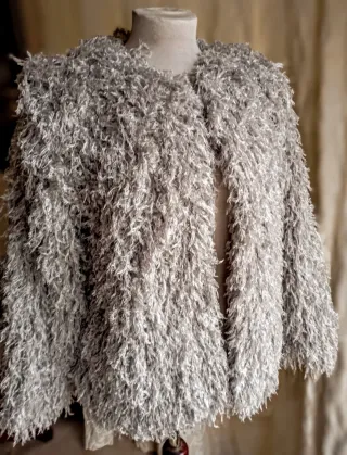 Chaqueta Zara efecto plumitas gris perla