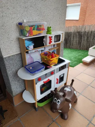 Cocinita de juguete con accesorios