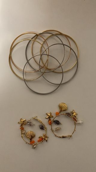 Conjunto de pulseras y pendientes conchas