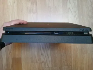 PS4 Slim 1TB + 2 Mandos