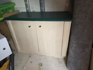 Mueble de madera con puertas