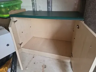 Mueble de madera con puertas