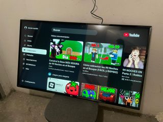 LG 50" 4K UHD Smart TV Como Nueva!!
