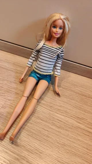 Muñeca Barbie rubia con top y shorts