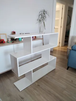 Estantería blanca asimétrica madera