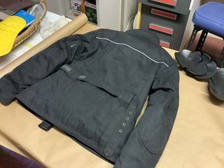 Chaqueta de moto negra con protecciones