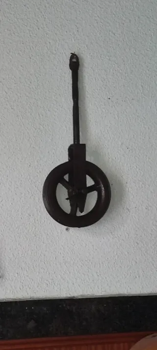 Polea antigua de madera y metal