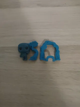 Figura azul y accesorio