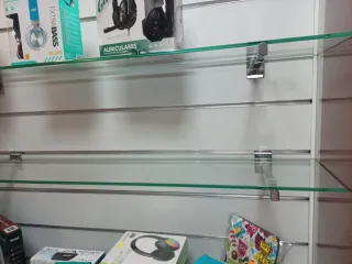 Vitrina expositora de cristal y madera