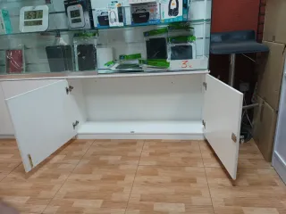 Vitrina expositora de cristal y madera