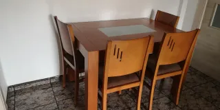 Mesa de comedor y 4 sillas