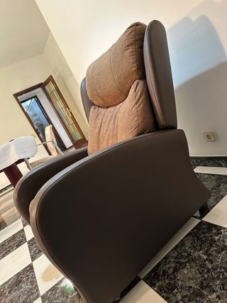 Sillón reclinable de tela y piel