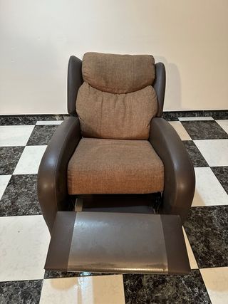 Sillón reclinable de tela y piel