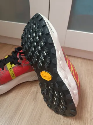 New Balance Hierro v8 Talla 43