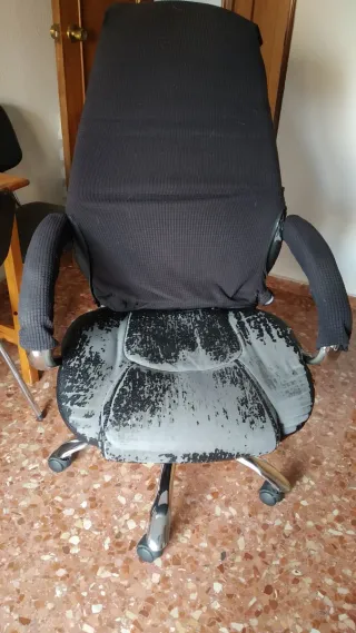Silla de oficina negra con ruedas
