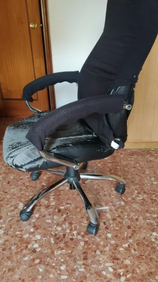 Silla de oficina negra con ruedas