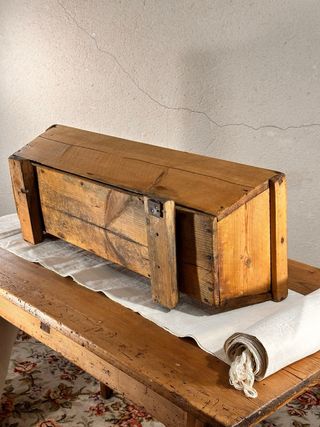 Artesa antigua de madera