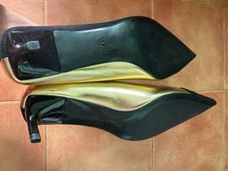 Zapatos tacón Zara negros y dorados