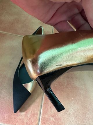 Zapatos tacón Zara negros y dorados