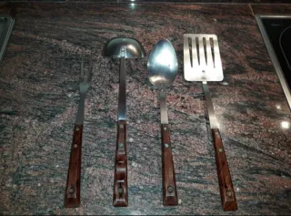 Set di 4 Utensili da Cucina in Legno e Metallo