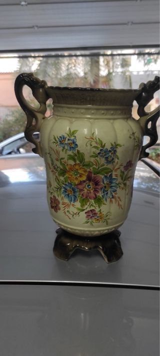 Jarrón vintage de cerámica con flores y asas