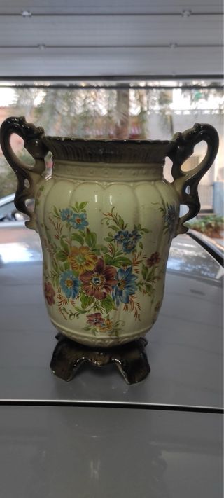 Jarrón vintage de cerámica con flores y asas