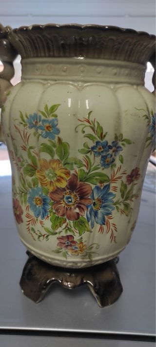 Jarrón vintage de cerámica con flores y asas