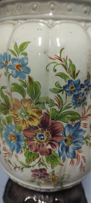 Jarrón vintage de cerámica con flores y asas