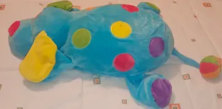 Peluche perro azul con lunares de colores.