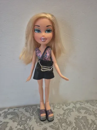 Muñeca Bratz rubia con bolso