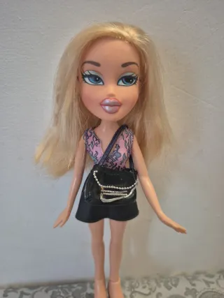 Muñeca Bratz rubia con bolso