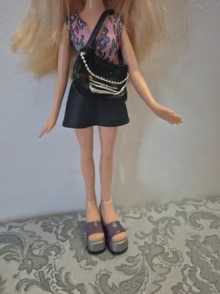 Muñeca Bratz rubia con bolso