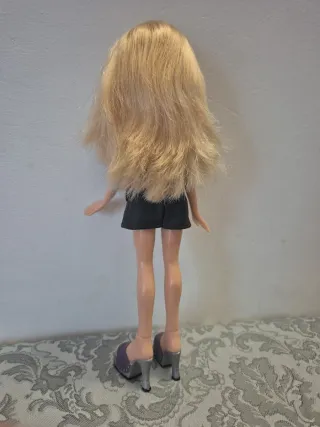 Muñeca Bratz rubia con bolso