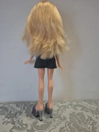 Muñeca Bratz rubia con bolso