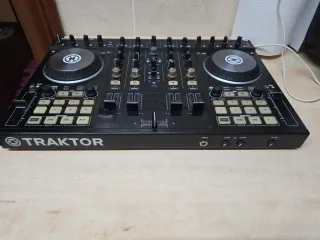Controlador DJ Traktor Kontrol S4 MK2