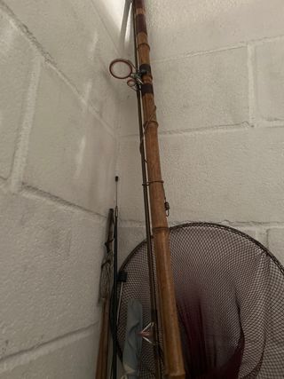 Conjunto de pesca: cañas, truel o red y arpón