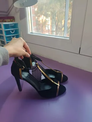 Sandalias de piel negras y doradas nuevas