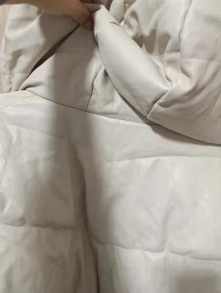 Chaqueta acolchada piel sintética beige