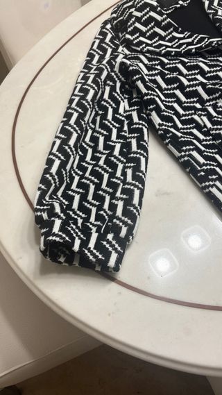 Chaquetón estampado blanco y negro talla 44