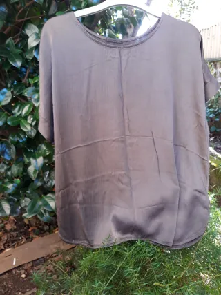 Blusa efecto seda talla 52...verde caqui