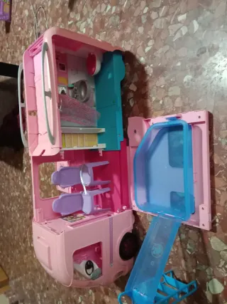 Caravana Barbie Rosa incluye una muñeca Barbie