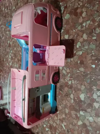 Caravana Barbie Rosa incluye una muñeca Barbie
