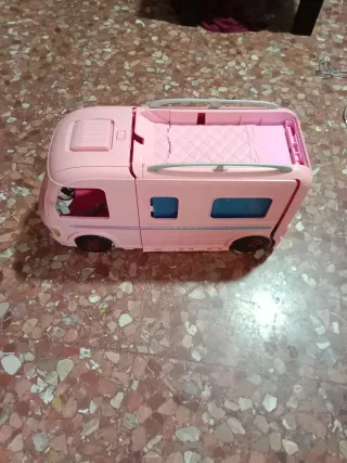 Caravana Barbie Rosa incluye una muñeca Barbie