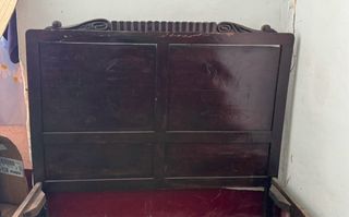 Cama antigua de madera oscura