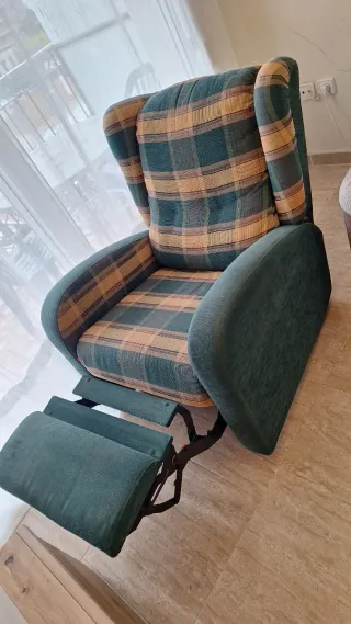 Sillón reclinable verde con funda gris tela