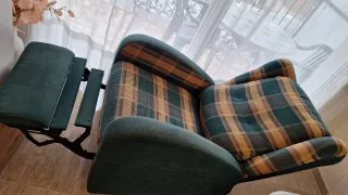 Sillón reclinable verde con funda gris tela