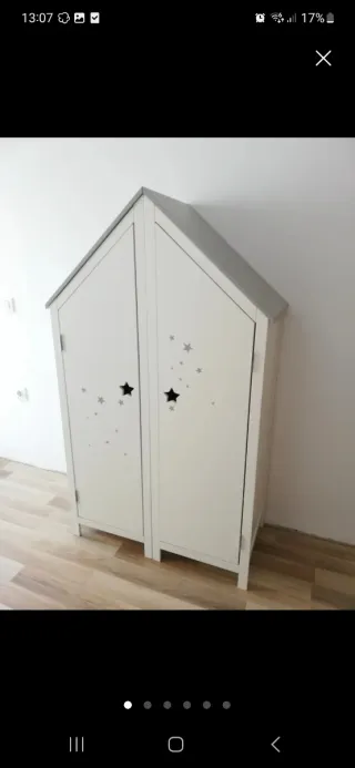 Armario infantil casita madera blanco y gris.