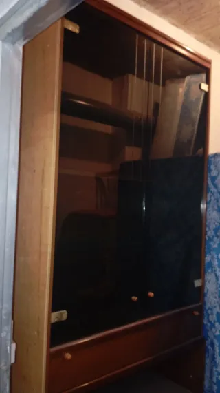 Mueble de madera con vitrina