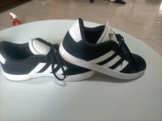 Zapatillas Adidas Mujer Negras y Blancas.